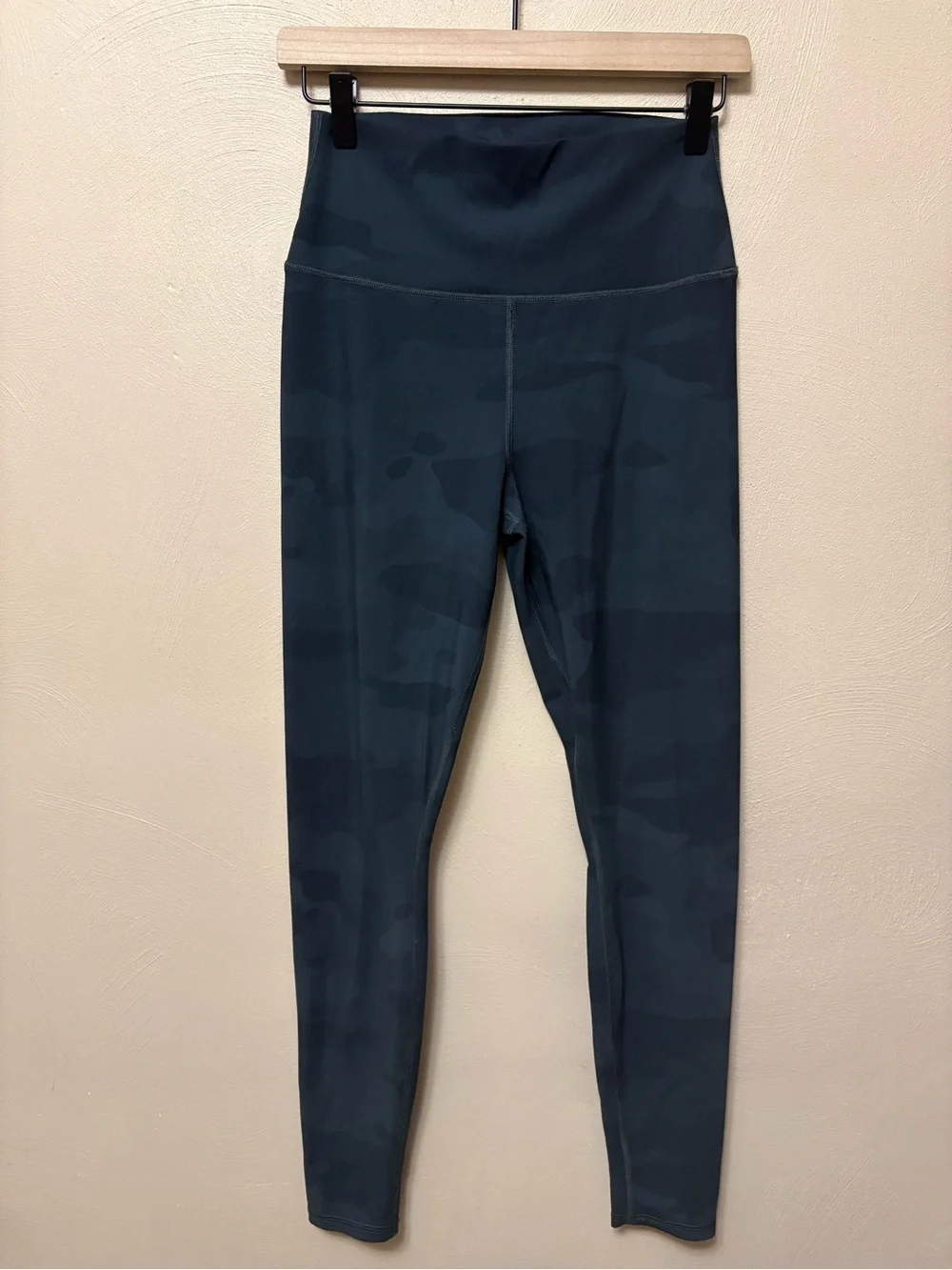 ALO High-Waist Camo Vapor Legging Black Camouflage Size Medium
